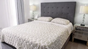Novi trend u uređenju spavaće sobe - tapacirani paneli zamenili su klasična uzglavlja
