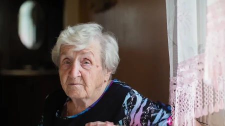 Godinama nije posetio baku, a zbog nasledstva od 500.000 dolara pojavio se sa cvećem