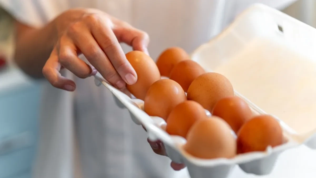 Većina ljudi pogrešno čuva jaja u frižideru - ovaj trik može produžiti njihovu svežinu