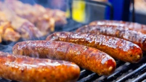 Kobasice pucaju tokom prženja – savet kuvara da ostanu sočne