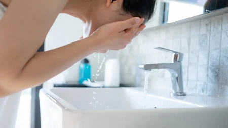 Topla ili hladna voda za umivanje – koja temperatura prija koži