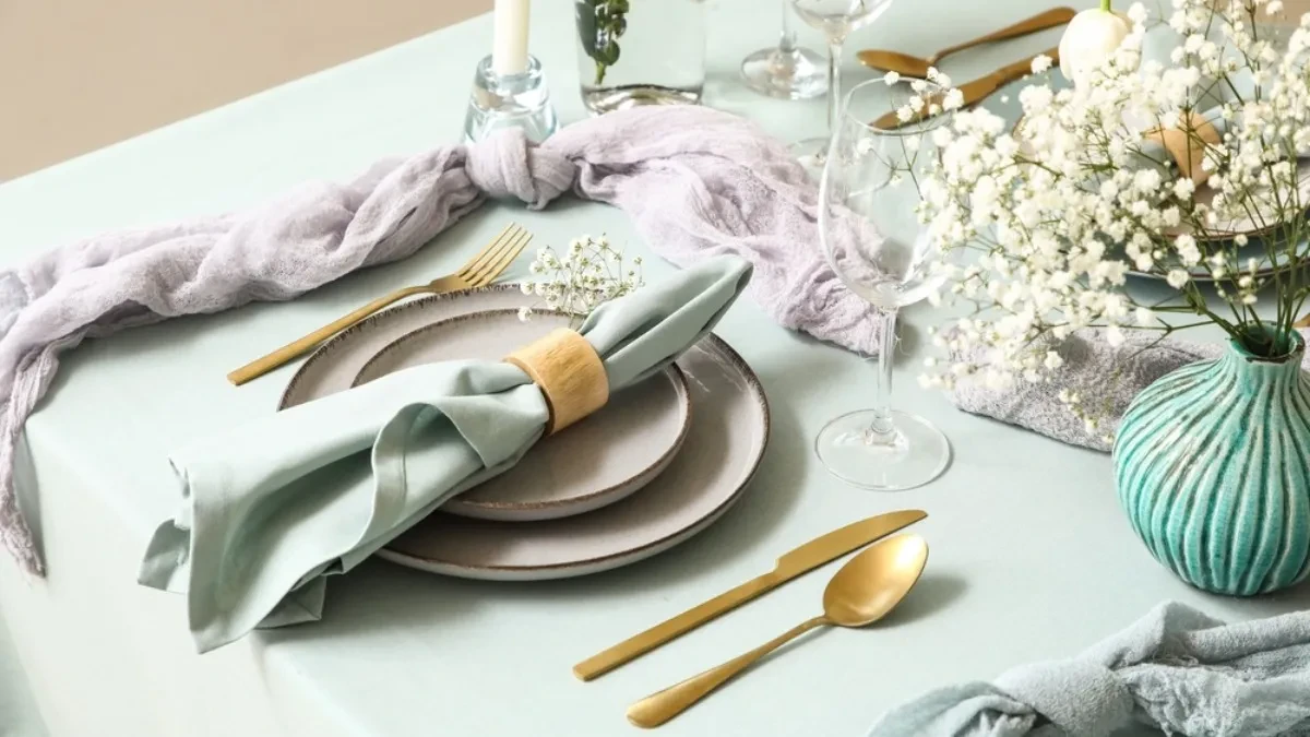 Beli tanjiri izlaze iz mode – novi trend u trpezariji donosi boje, dezene i slojevito posuđe