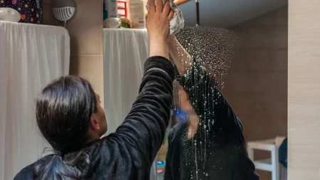Košta oko 50 dinara, a sprečava magljenje ogledala – rešenje je jedna namirnica