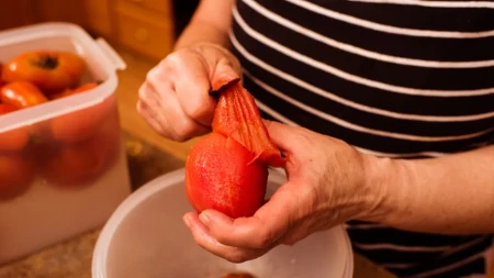 Najbolja salata od paradajza je toliko dobra da vam meso neće ni pasti na pamet