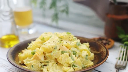 Američka krompir salata – kremasta, osvežavajuća i idealna uz roštilj
