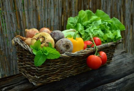 BILJKE MOGU USPORITI BIOLOŠKO STARENJE Držite se pravila „dugine boje“ u ishrani