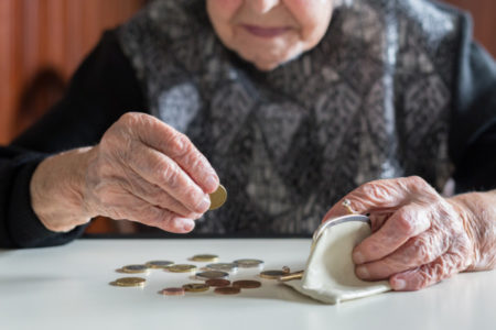 PREVARE NAJSTARIJIH NE PRESTAJU Varaju ih na kućnom pragu, otimaju pare lažnim ugovorima