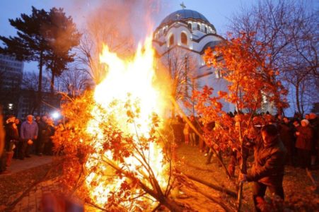 PENZIONERI NAPRAVILI VIŠE OD 500 BADNJAKA U Plandištu pripremili poklone za sve vernike