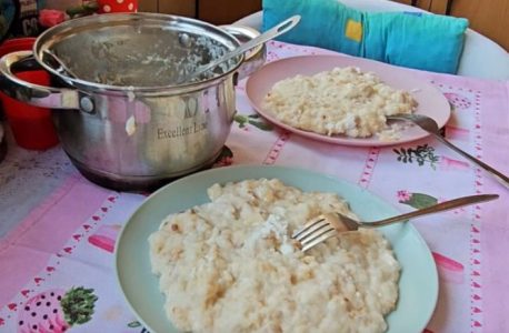 POTREBNO JE SAMO DVA MINUTA ZA TRADICIONALNI DORUČAK Recept za poparu sa sirom i kajmakom